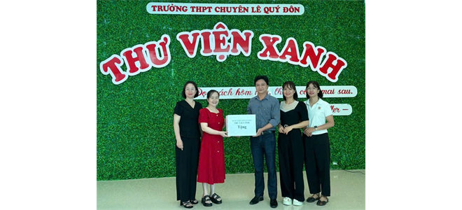 Thư viện tỉnh tặng sách cho Thư viện THPT chuyên Lê Quý Đôn