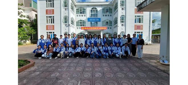 Thư viện đóng vai trò quan trọng trong việc hỗ trợ học sinh phát triển kiến thức và văn hóa đọc, từ đó thúc đẩy hoạt động tự học, tự nghiên cứu và phát triển năng lực cá nhân. Vì thế để thu hút học sinh, ngoài việc luân chuyển tài liệu về các thư viện trường, phối hợp tổ chức các hoạt động nhằm phát huy văn hóa đọc tại các trường học thì đón tiếp học sinh các trường đến thư viện để thăm quan, trải nghiệm, vui chơi và giải trí cũng 1 hoạt động mà thư viện tỉnh luôn quan tâm và tổ chức.