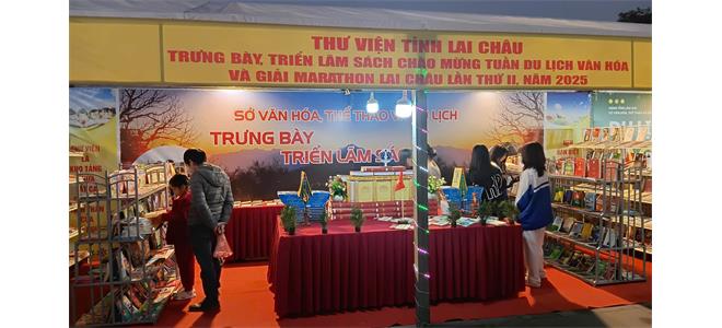 Từ ngày 28-30/11/2025, Trong khuôn khổ Tuần Du lịch - Văn hóa và Giải Marathon Lai Châu lần thứ II năm 2025, Thư viện tỉnh tổ chức triển lãm tài liệu với chủ đề “Sắc màu Lai Châu trong từng trang sách” tại Quảng trường nhân dân tỉnh.