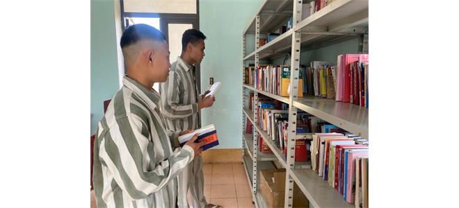 Ngày Sách và Văn hóa đọc Việt Nam lần thứ 5 năm 2026 sẽ được tổ chức từ tháng 3 đến tháng 5/2026, với các hoạt động tập trung vào tôn vinh sách, phát triển văn hóa đọc, kết hợp truyền thống và chuyển đổi số. Để khởi động cho các hoạt động chào mừng Ngày sách Việt Nam, sáng ngày 11/3, Thư viện tỉnh đã tổ chức hoạt động luân chuyển tài liệu đến Trại tạm giam Công an tỉnh.