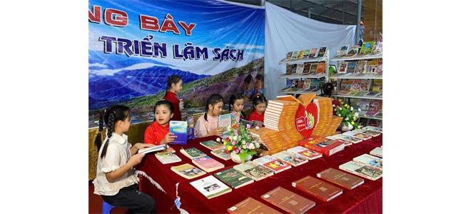 Trong 2 ngày 20 - 21/3, tại Lễ khai trương Chợ phiên xã Pa Tần, để chào mừng thành công Cuộc bầu cử đại biểu Quốc hội khóa XVI và đại biểu Hội đồng nhân dân các cấp nhiệm kỳ 2026 - 2031, Thư viện tỉnh đã tổ chức hoạt động trưng bày, triển lãm sách với nhiều nội dung phong phú, thiết thực.