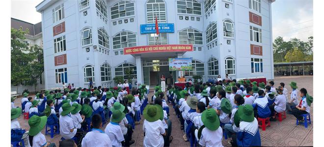 Tiếp tục chuỗi sự kiện Chào mừng Ngày sách và Văn hóa đọc Việt Nam năm 2026, sáng nay 20/4/2026, Thư viện tỉnh Lai Châu đã đón Cô Đỗ Thanh Duyên - Hiệu phó - cùng các Thầy Cô giáo và hơn 100 em học sinh khối 4 Trường Tiểu học Tân Phong đến tham quan thư viện, tham gia các hoạt động giao lưu trải nghiệm đầy thú vị tại Thư viện tỉnh.
